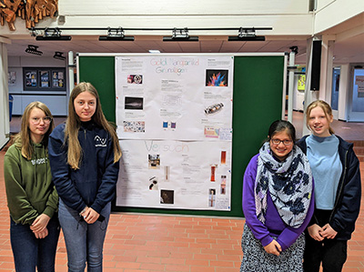 Gruppenfoto der Teilnehmerinnen des SFZ-Angebots "Lust auf Chemie" vor ihren Plakaten