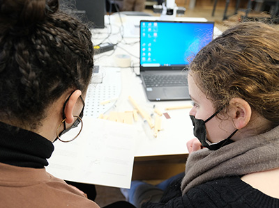 Zwei Schülerinnen arbeiten mit dem Dobot, einem kollaborativen Roboter, beim Angebot des SFZ in Bissendorf. (Foto: OBS Bissendorf) 