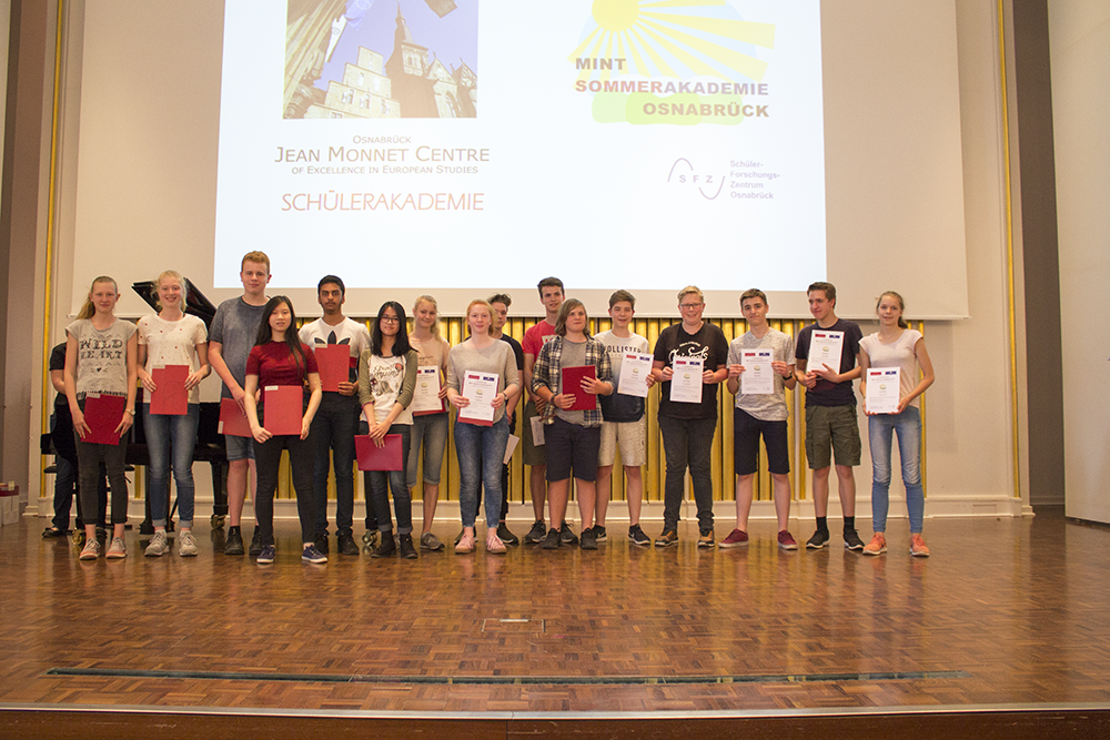 Schülerinnen und Schüler des Ratsgymnasiums Osnabrück erhielten am Abschlussabend ihr Teilnahme-Zertifikat.