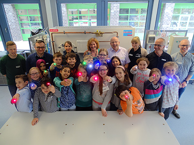 Begeisterte Kinder der Rosenplatzschule Osnabrück mit ihren LED-Taschenlampen (Foto: Handwerkskammer Osnabrück)