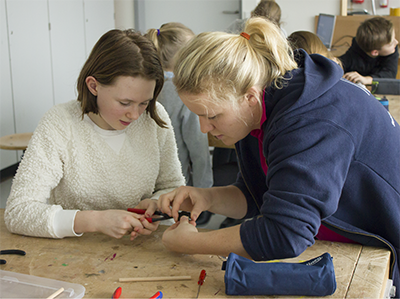 Konzentriert arbeiten die Schülerinnen der Klasse 5c der IGS Melle mit den Betreuern des SFZ an ihrer LED-Taschenlampe (Foto: SFZ Osnabrück).